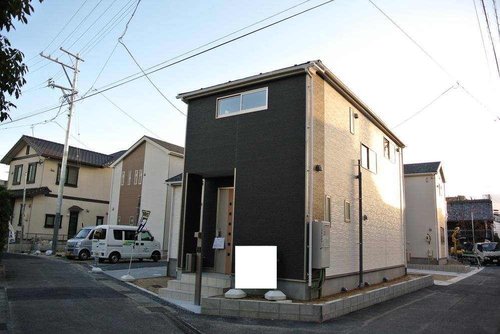 Local photos, including front road. Local (12 May 2013) Shooting