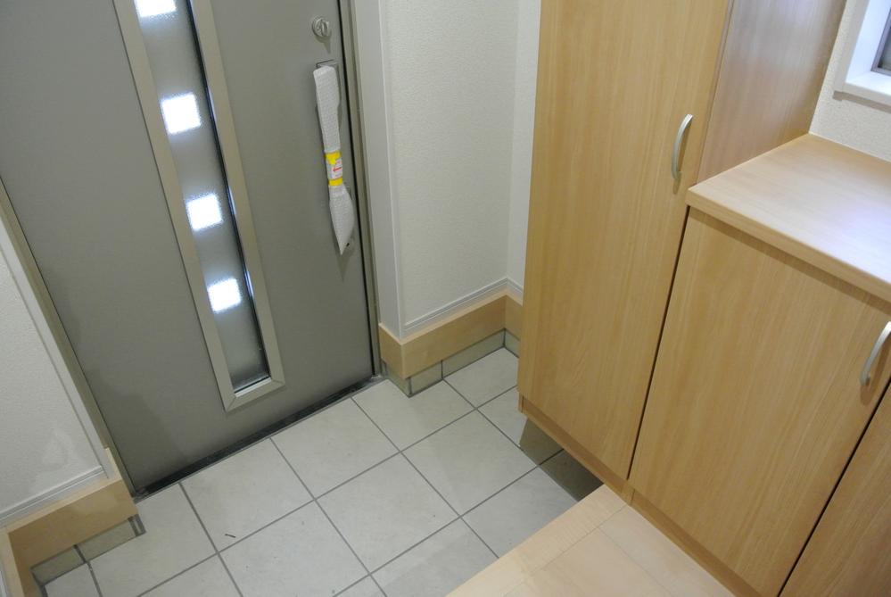 Entrance. 1 Building