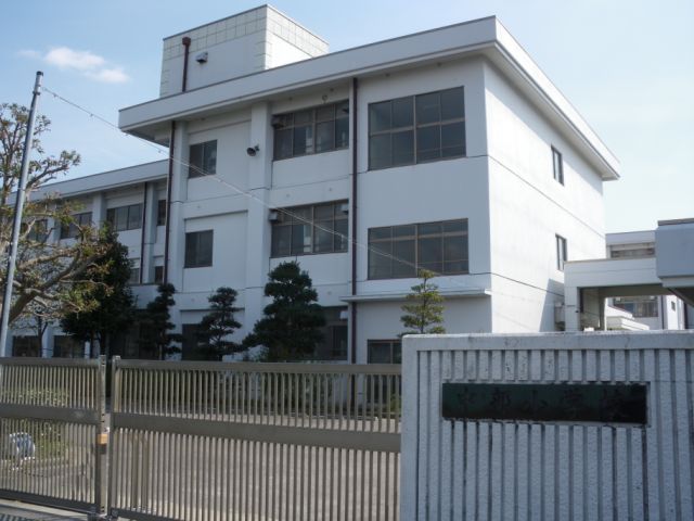 Primary school. 800m to City Central Elementary School (elementary school)