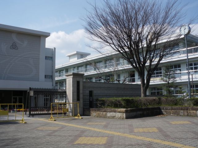 Junior high school. 840m up to municipal Miyoshi middle school (junior high school)