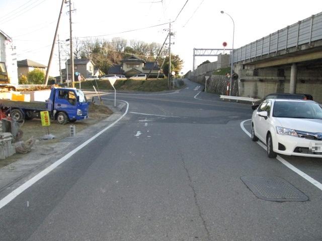 Local photos, including front road. Southwest side of the road 2013 December 20, shooting