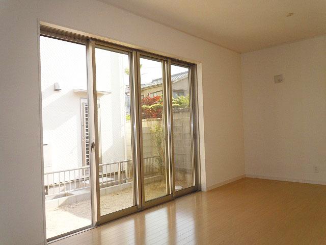 Other. Living complete image photo Spacious 16.5 Pledge of living! 