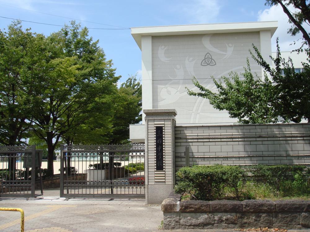 Junior high school. Miyoshi until municipal Miyoshi middle school 528m