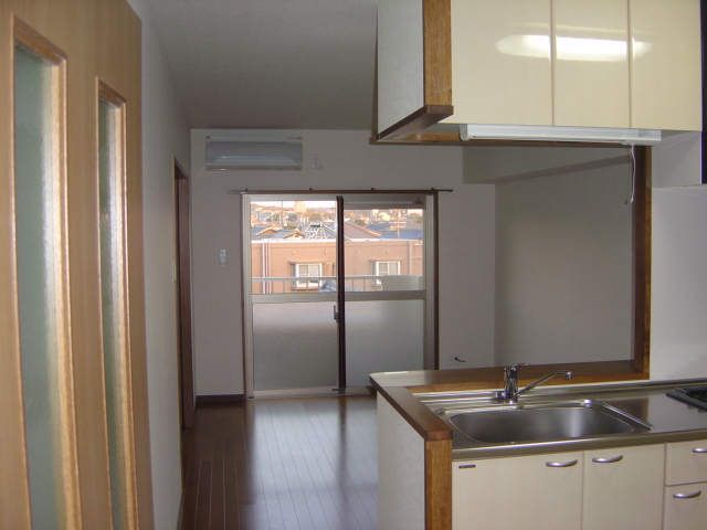 Living and room. You can dishes while watching a living in the face-to-face kitchen