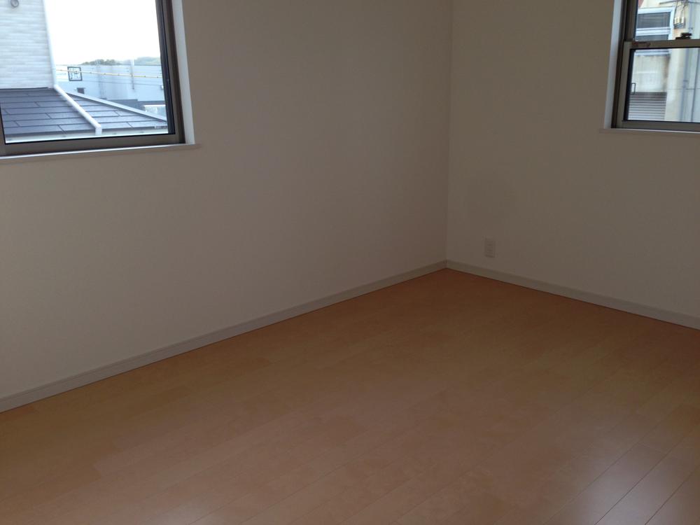 Non-living room. 6 Pledge Western-style