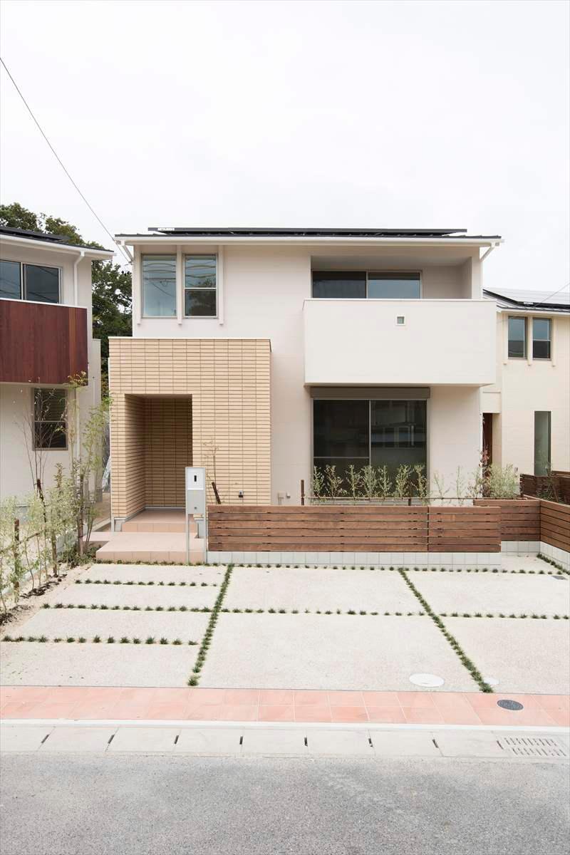 Local appearance photo. C Togaikan photo Japanese-style room with 5LDK plan!  Japanese-style room is overlooking the garden from the window,  It is loose and relax Room.  Two-family living with your parents is also possible. 