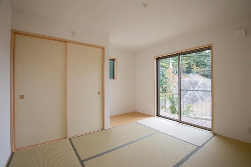 Non-living room. Building C Japanese-style room Japanese-style rooms in the living room a connection is, Guests can fold the laundry, You can use it, such as freely as a playground for children. 