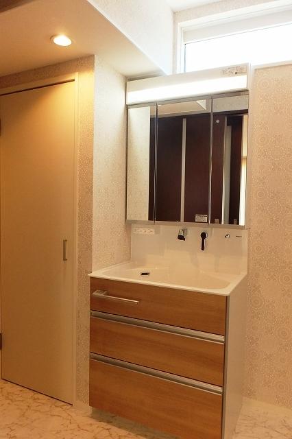 Wash basin, toilet. Room (August 2013) Shooting