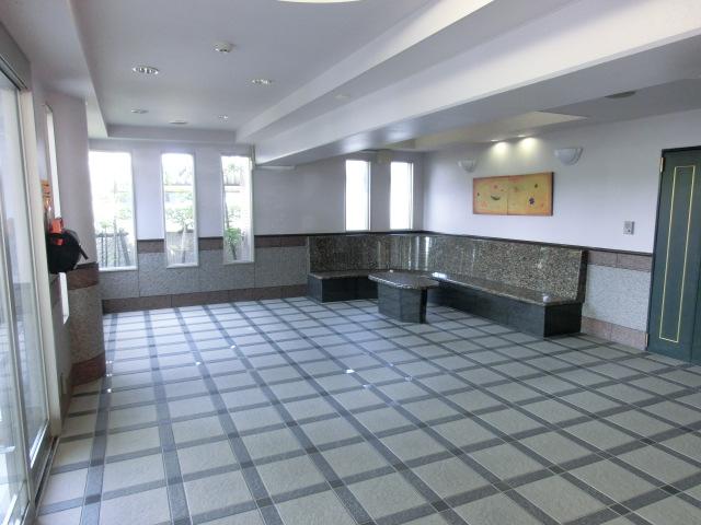 Entrance. Common areas