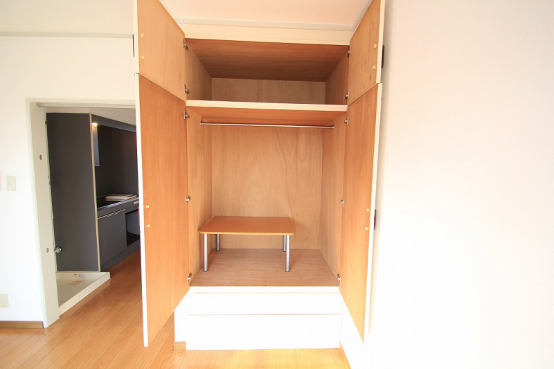 Receipt. Storage capacity that will contain up to the desk (image photo)