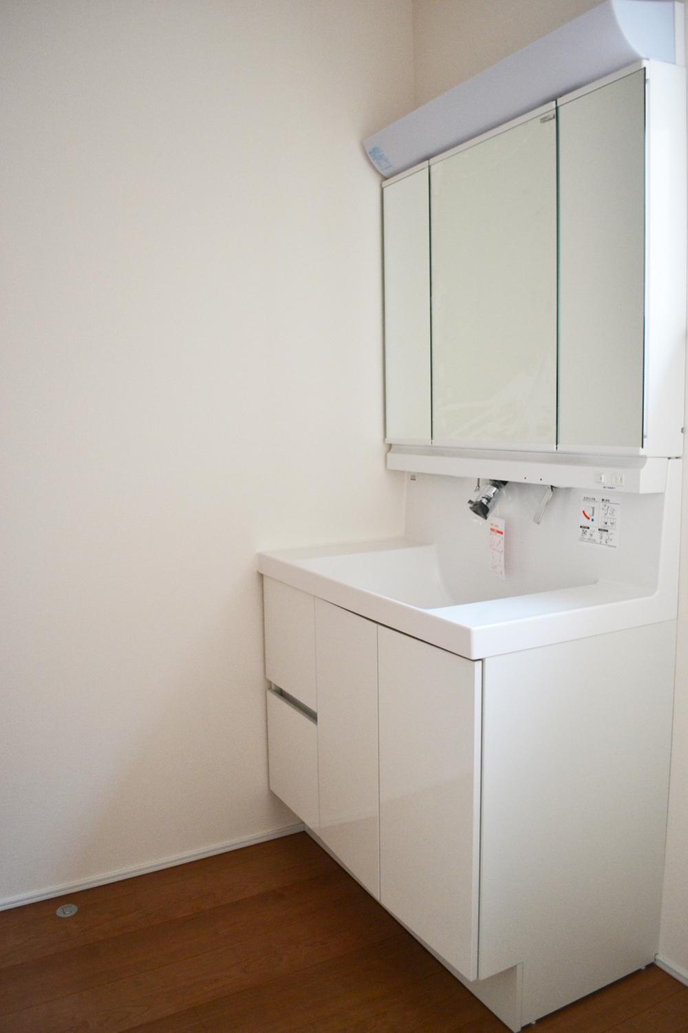 Wash basin, toilet. Building C Indoor (11 May 2013) Shooting