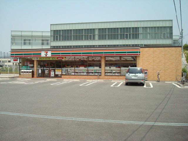 Convenience store. 760m to Seven-Eleven (convenience store)