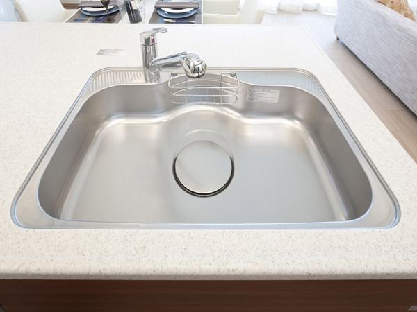 Kitchen.  [Wide sink of EASTCOURT water purifier with quiet specification] Adopt a whole washable wide sink also wok. Also, If you open the faucet is with a high-performance water purifier that tasty water can be used at any time (N type model room)