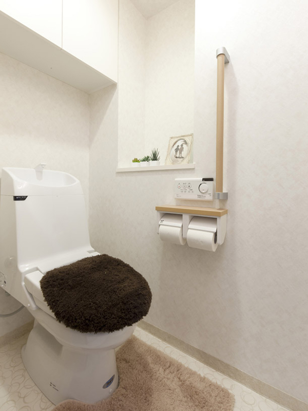 Toilet.  [EASTCOURT toilet] By standard adopts the remote control switch, And reduce the burden on the body due to the operation (N type model room)