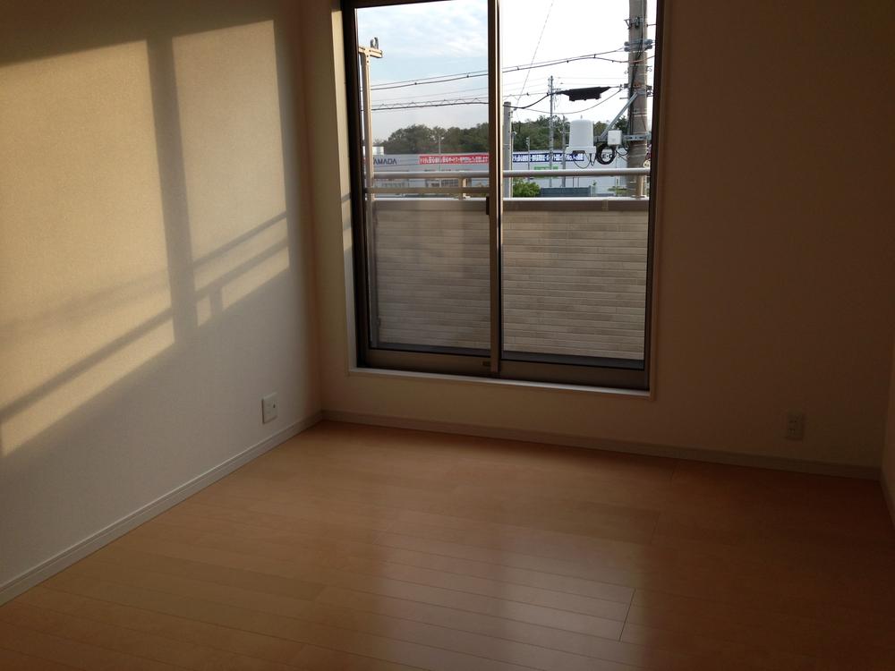 Non-living room. 6 Pledge Western-style