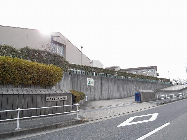 Junior high school. Nagakute Minami until junior high school 950m