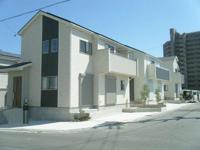 Local photos, including front road. Local (September 27, 2013) Shooting 3 ・ 4 ・ Building