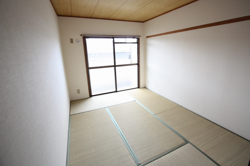 Living and room. One of the rooms are Japanese-style room. 