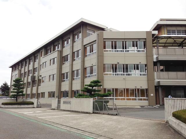 Primary school. Nagakute Tatsukita to elementary school 440m