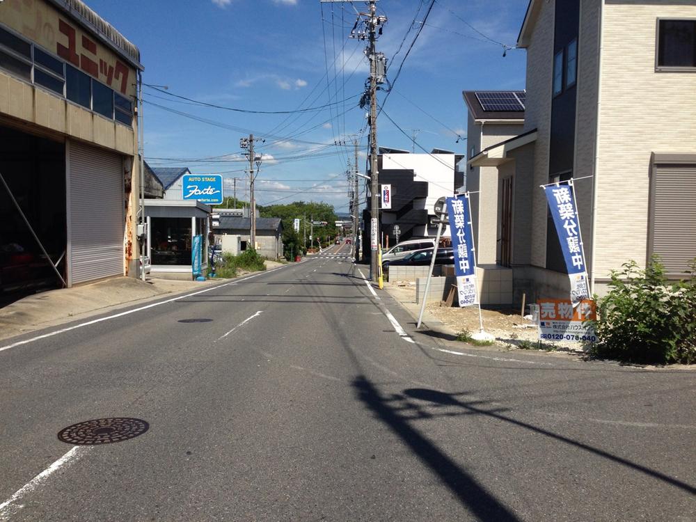 Local photos, including front road. West front road 8m