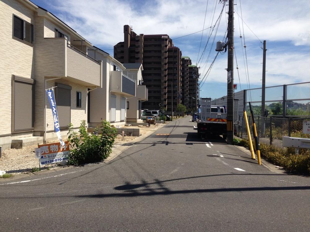 Local photos, including front road. South front road 6m