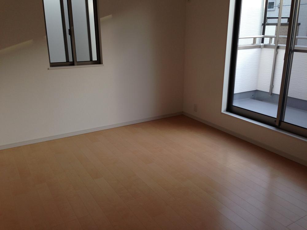 Non-living room. 7 Pledge Western-style