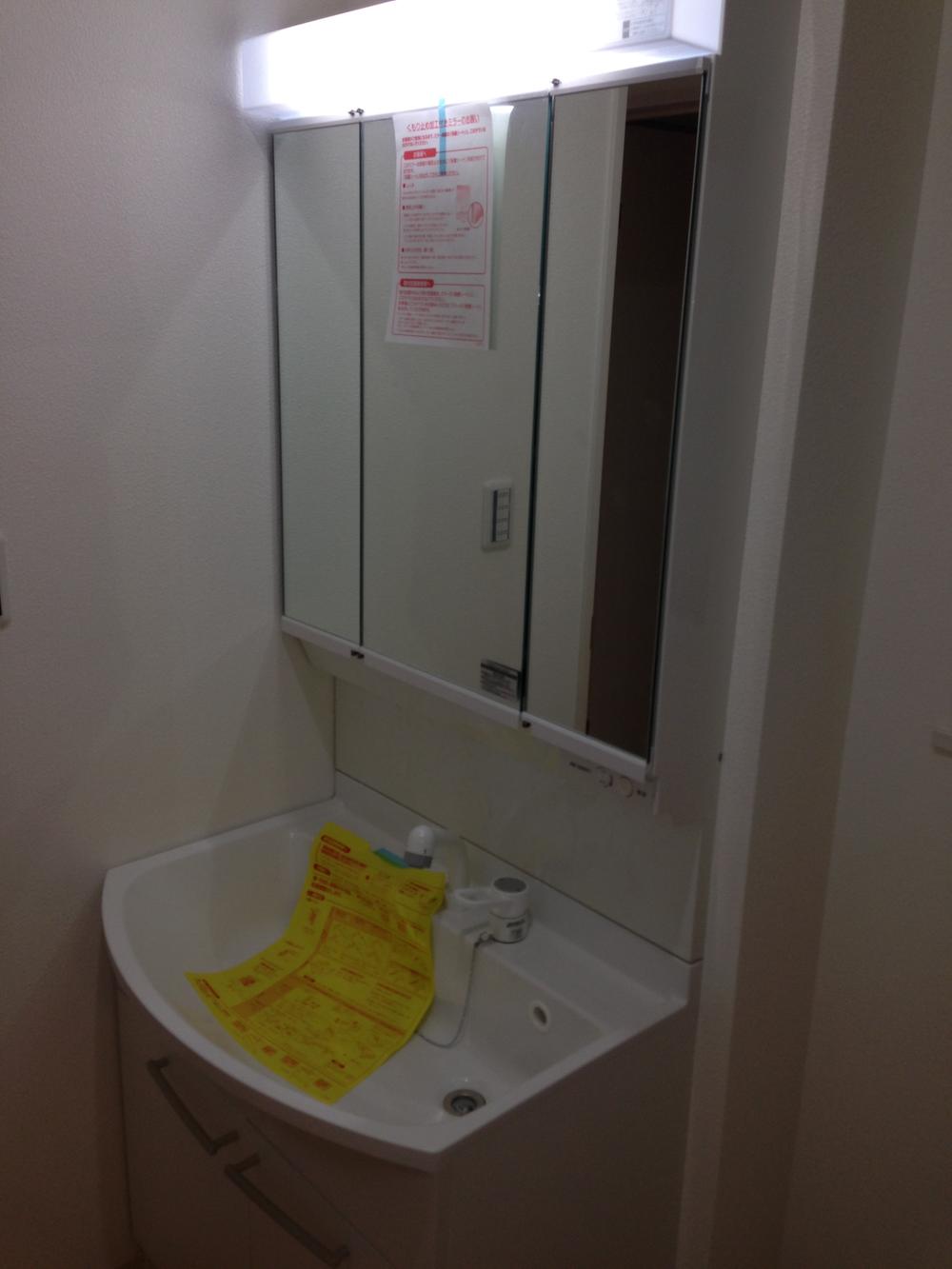 Wash basin, toilet. 1 Building Wash basin