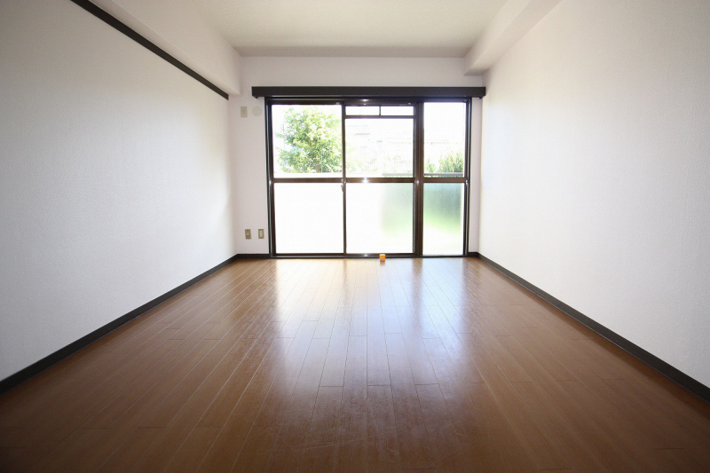 Living and room. It is next to the Western-style Japanese-style room. 