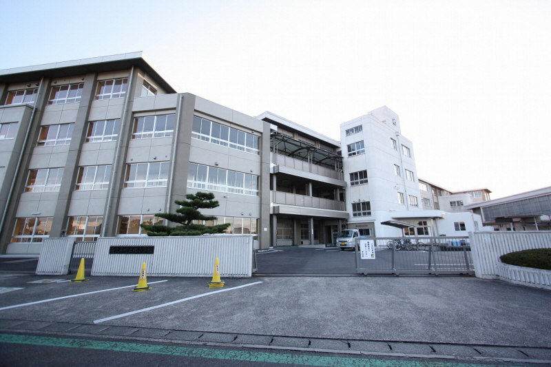 Primary school. 760m to the north elementary school (elementary school)