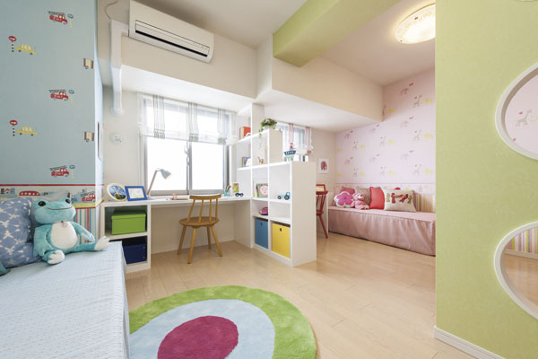 Interior.  [Children's room] Among the children is small, Use separated the space of Western-style 2 room worth the walls and furniture. By sharing the space with a spread in children, It fosters cooperation. In the future, It is also possible to the children each private room provided with a partition wall (AE type model room)