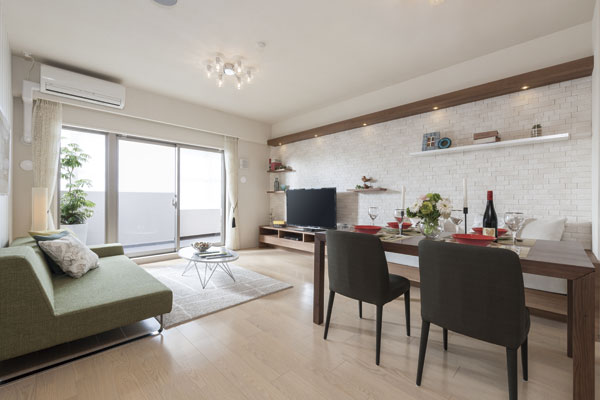 Living.  [living ・ dining] As family of smile shine, Bright living room was white in base ・ Dining is. Modern and simple furniture, Match to open space. Is sunshine overflowing from window, Will produce in relaxed moments of reunion (AE type model room)