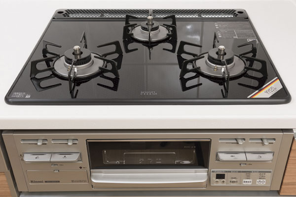 Kitchen.  [Glass top stove] Design, Functionality, It is a three-necked glass-top stove with excellent maintenance (same specifications)