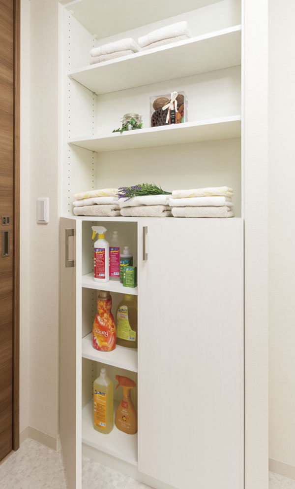 Bathing-wash room.  [Linen cabinet] Towels and stock detergent can be stored to organize (same specifications)