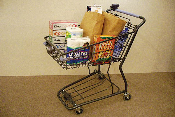 Common utility.  [Cart yard] When returning home shopping in the car, etc., Convenient cart has been placed in the transport of luggage (image photo)