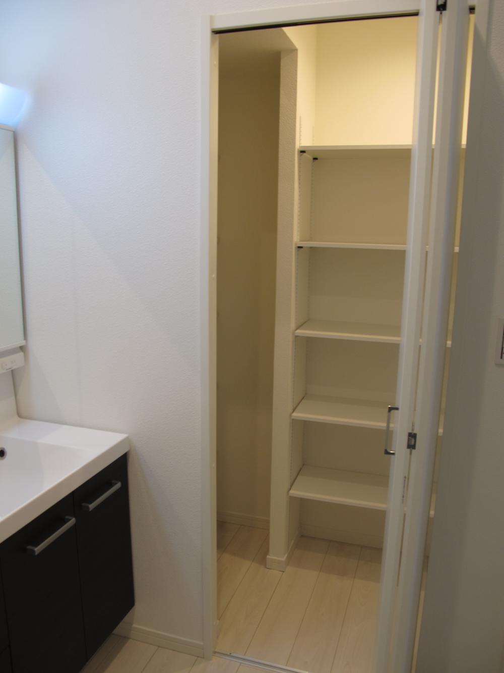 Receipt. Laundry space facing the washroom.  Change of clothes and towels, Also it can be stored a lot of stock up, such as detergent. 