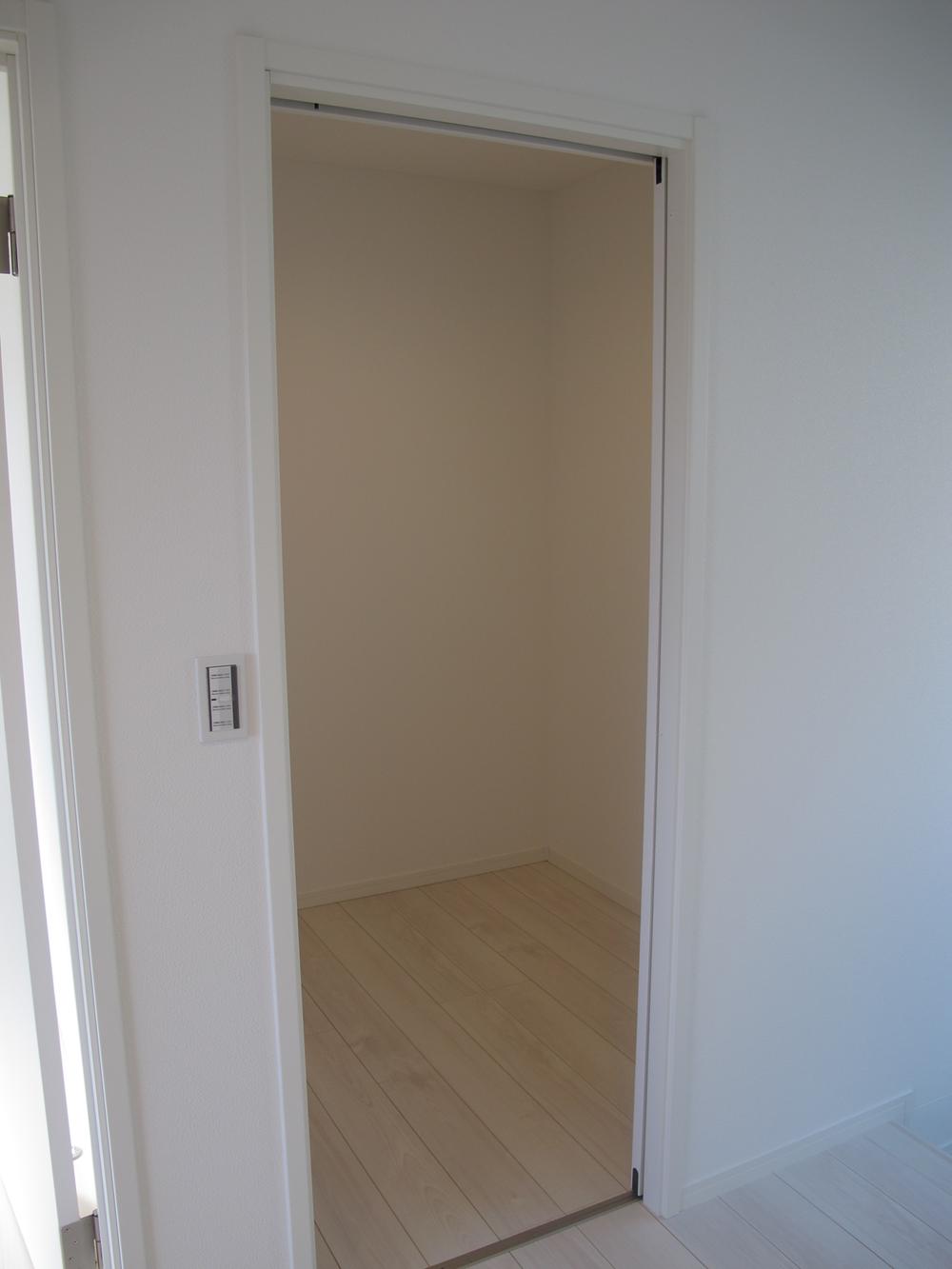 Receipt. Second floor closet is Ya storage of seasonal, Please as family cloak. 