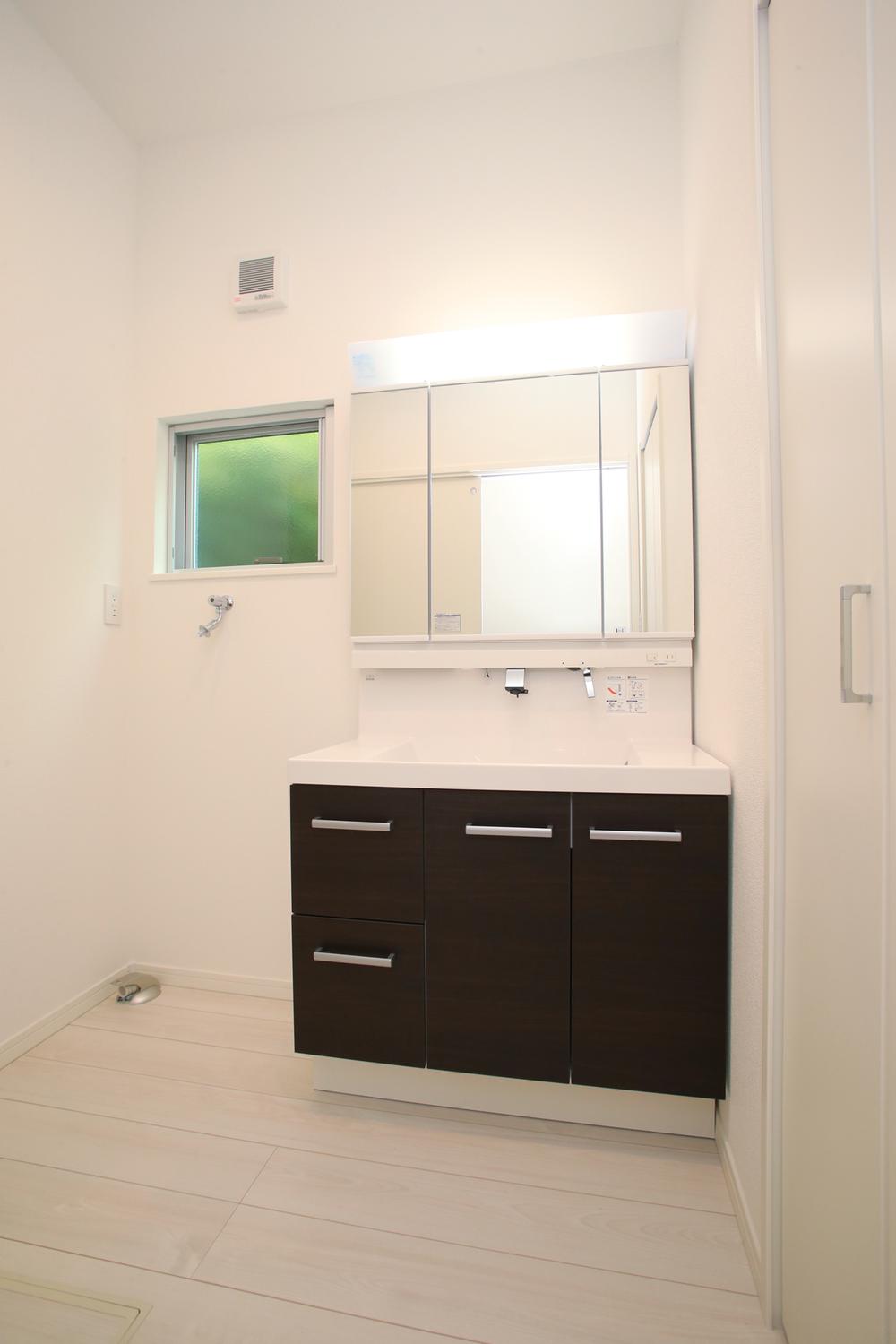 Wash basin, toilet. Wide wash basin width 90cm