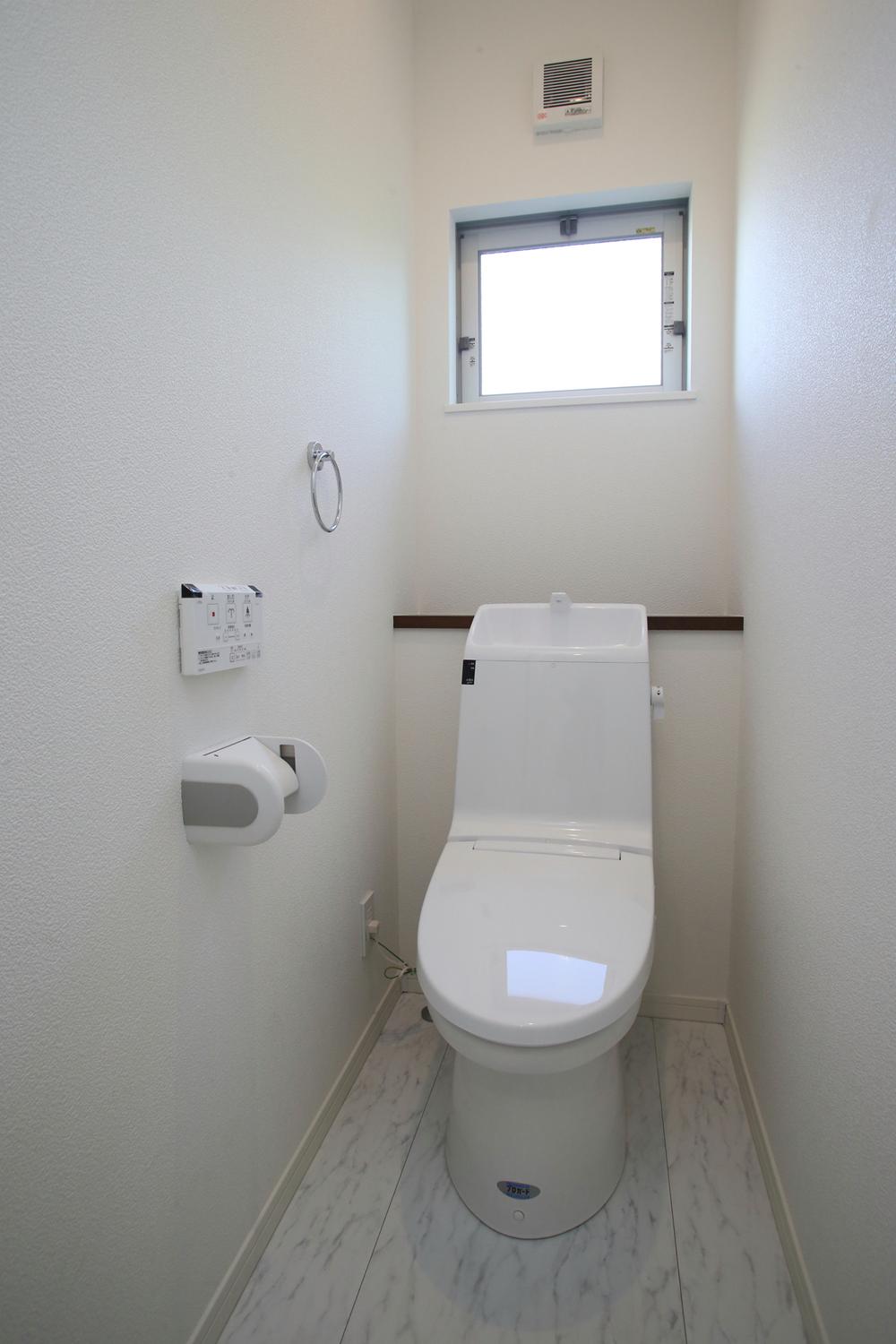 Toilet. Tank-integrated toilet. Water-saving ECO5. 