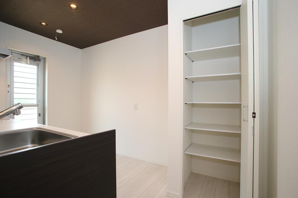 Kitchen. Pantry in the kitchen. It can be stored, such as tableware and seasonings. 