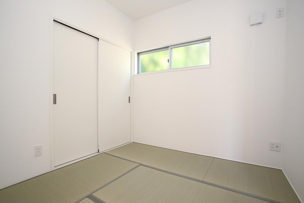 Non-living room. The Japanese-style room facing the living room, Transformed into a LDK of the opening is wide total of 22 Pledge. 