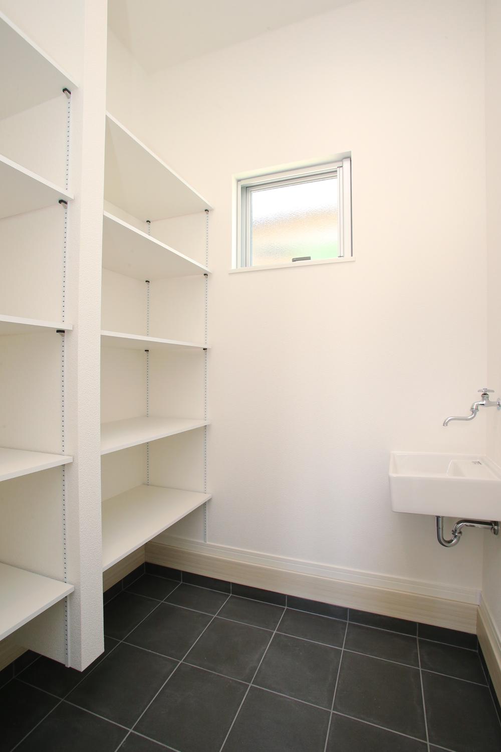 Receipt. Shoes cloak of entrance front.  Slop sink also available, You can also clean the outdoor goods. 