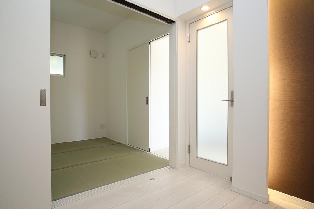 Entrance. From the entrance, Because even in Japanese-style room also put in the living room, Also in steep visitor, You can direct appetizer to the Japanese-style room. 