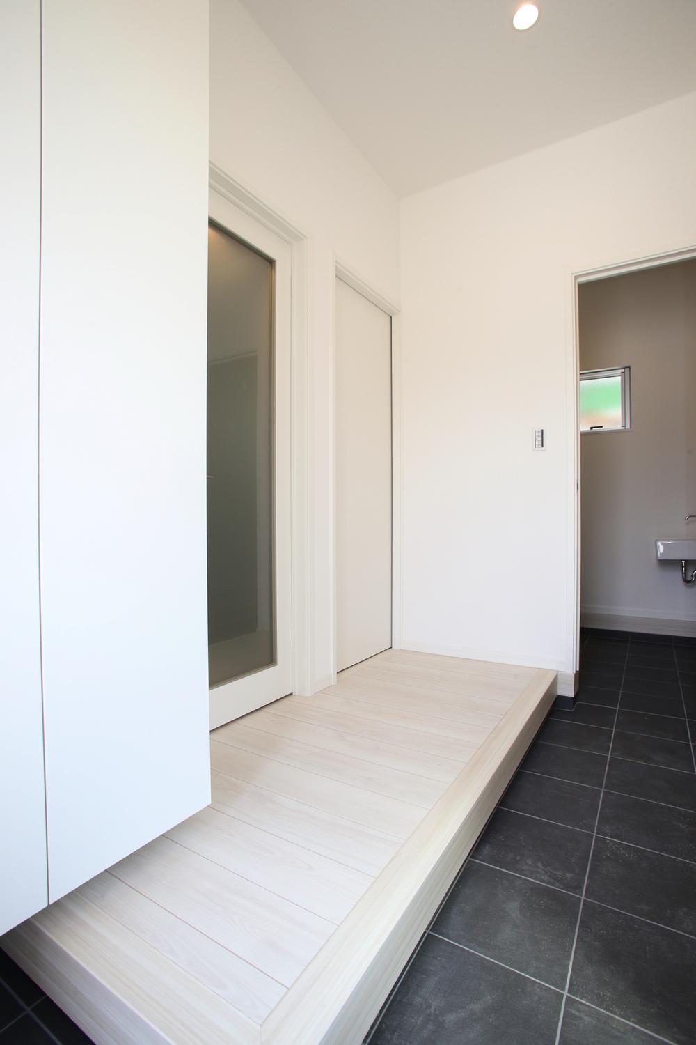 Entrance. Has continued to shoes cloak in Doma. Deployment also footwear box in the photo left. 