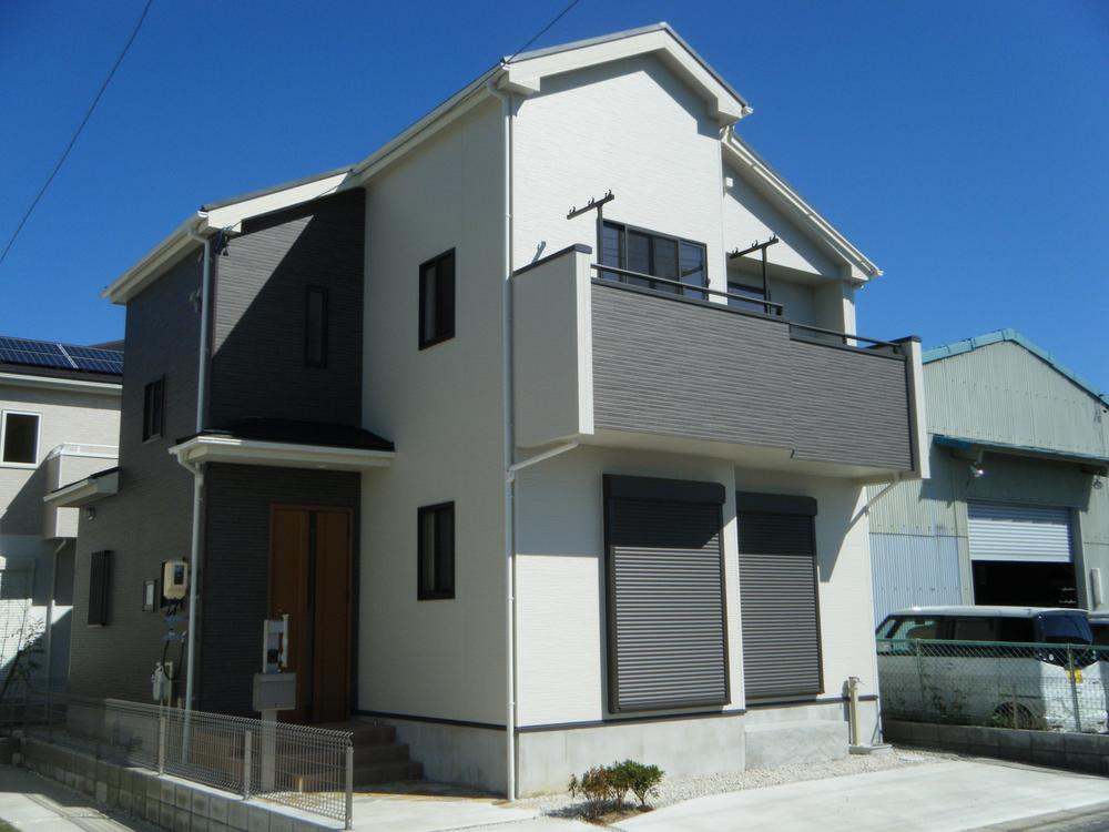 Local appearance photo. 6 Building