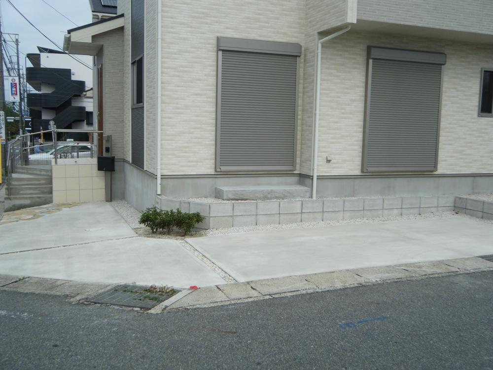 Parking lot. 3 Building parking