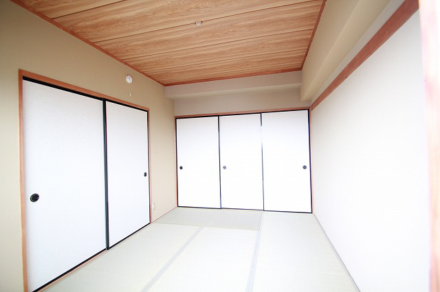 Living and room. There are Japanese-style room. 