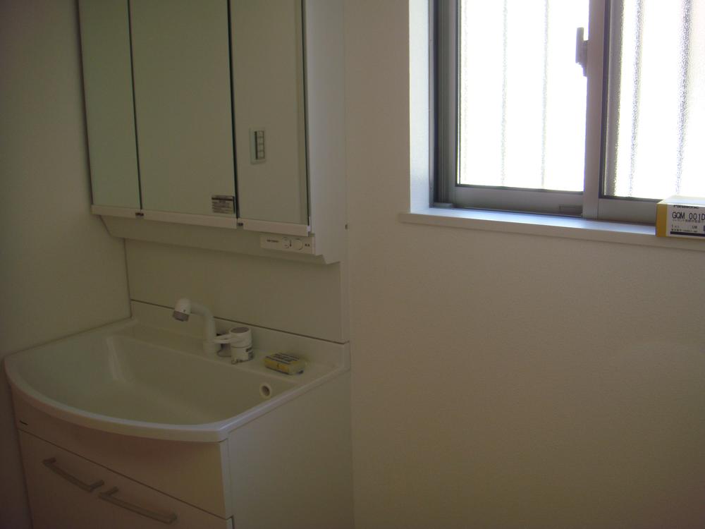 Wash basin, toilet. Building 3