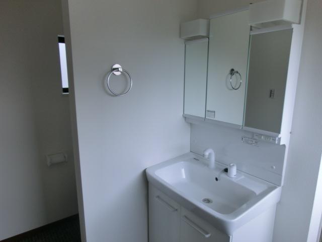 Wash basin, toilet. Wash basin