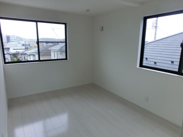 Non-living room. East 6 Pledge