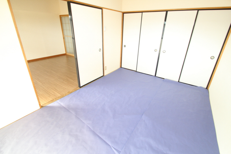 Living and room. Sunburn is prevention (tatami rooms)